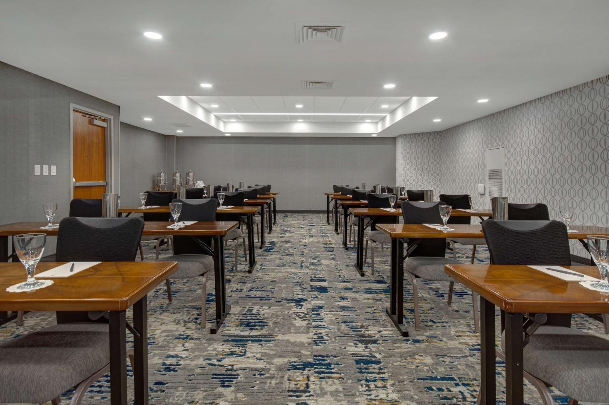 Embassy Suites By Hilton Detroit Metro Airport Romulus Extérieur photo